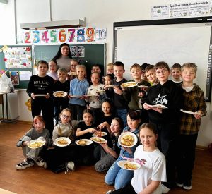 Meteņi mūsu klasē – ar smaidiem un gardām pankūkām!