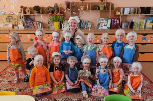 No sīpola līdz salātiem